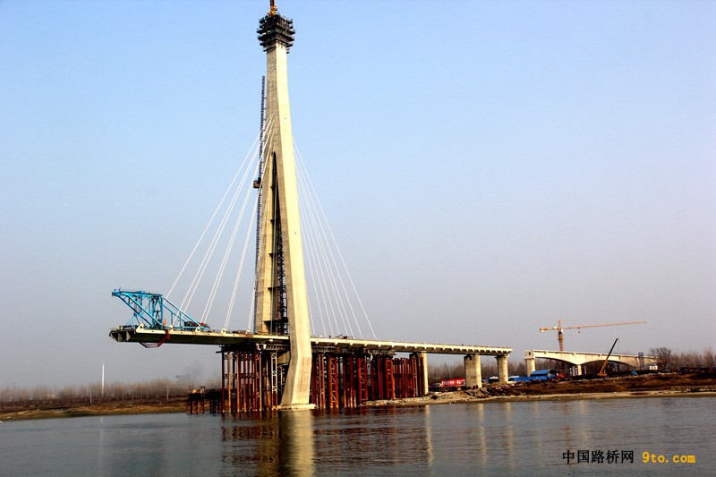 点击打开原图 10主塔顺利封顶