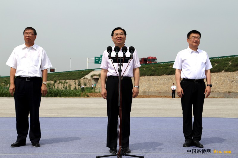 图为陕西省省长胡和平（图中）下达合铜、吴华高速项目开工令